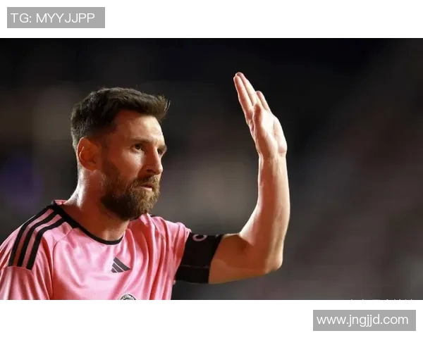 足球明星展现谦逊风范不耍大牌赢得球迷心声