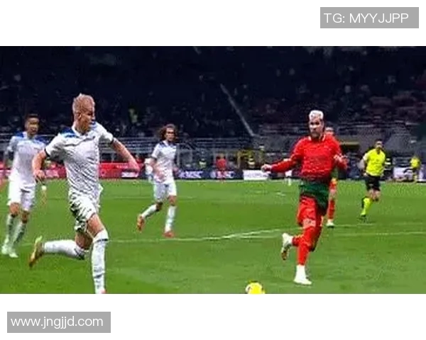 足球明星意外摔破膝盖瞬间曝光引发球迷热议与担忧