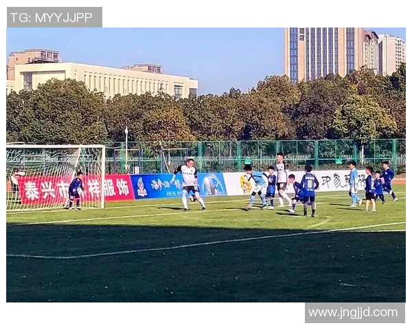 中国传奇足球明星齐聚一堂共庆足球盛宴激情赛场重温经典瞬间 中国传奇足球明星齐聚一堂共庆足球盛宴激情赛场重温经典瞬间