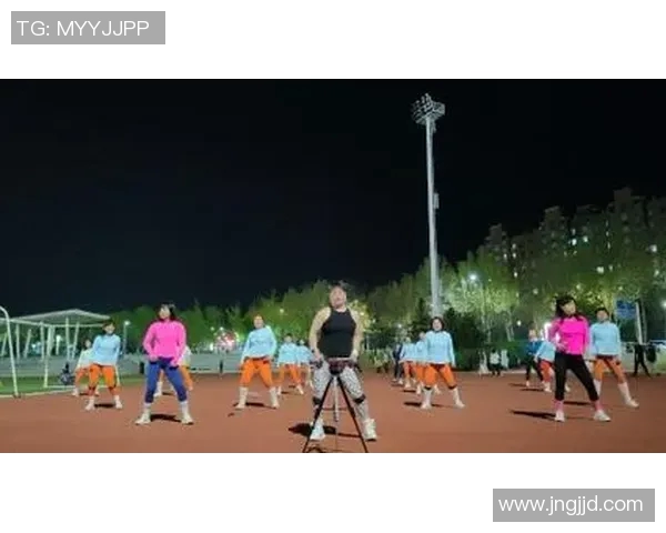 提升力量与美感的哑铃操女生训练指南，塑造完美身材与健康生活方式